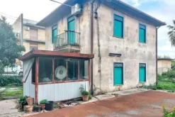 #2537366 Stabilimento con pertinenze da ristrutturare