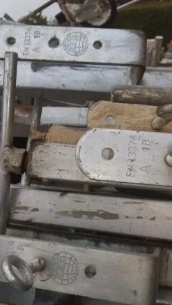 10#8446 Staffe per parapetti zincate