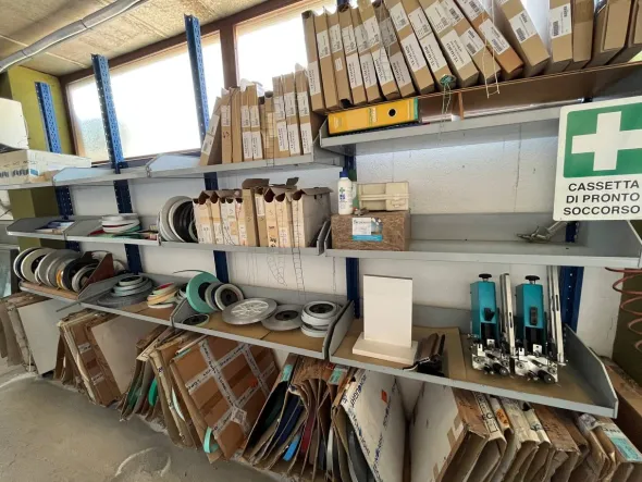 Stock attrezzature e macchinari per chiusura attività