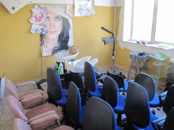 11#2503 Stock di arredi ed attrezzature per estetista