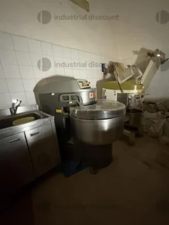2#10098 Stock di attrezzature e arredi per panificio