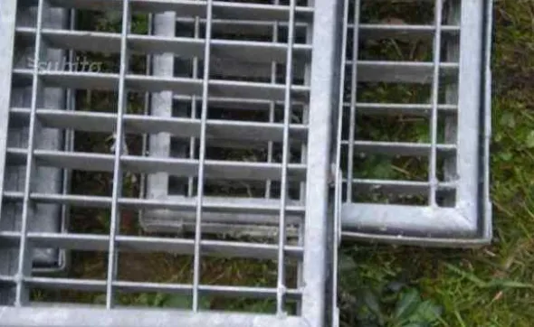 Stock grigliato e chiusini in acciaio zincato