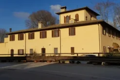 #21754 Struttura alberghiera con ampia corte e parcheggi