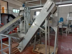10#7582 Tagliatrice con nastro elevatore