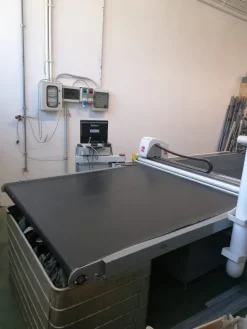 TAGLIO AUTOMATICO CON LAVAGNA E PROGRAMMA DI DISEGNO