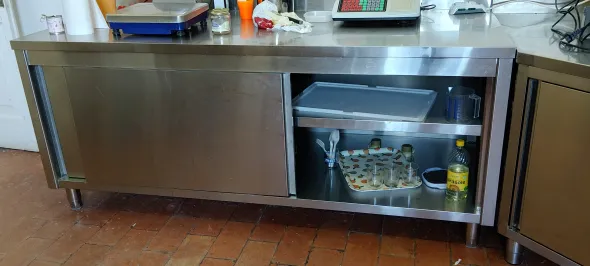 Tavoli armadiati in accaio inox ()