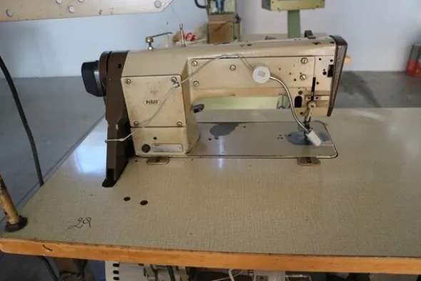 3#7095 Tavoli aspirazione e macchine da cucire