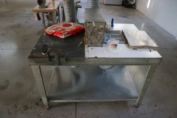 3#7095 Tavoli aspirazione e macchine da cucire