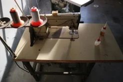 3#7095 Tavoli aspirazione e macchine da cucire