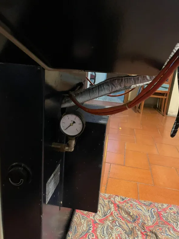 tavolo da stiro con caldaia macchina industriale