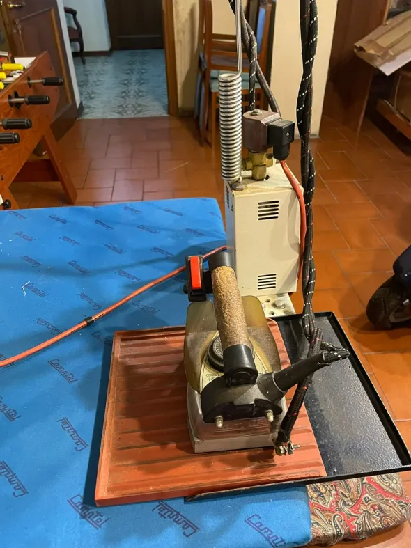 tavolo da stiro con caldaia macchina industriale