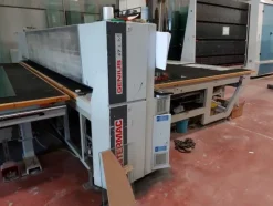 6#7592 Tavolo da taglio Intermac e lampada Biesse