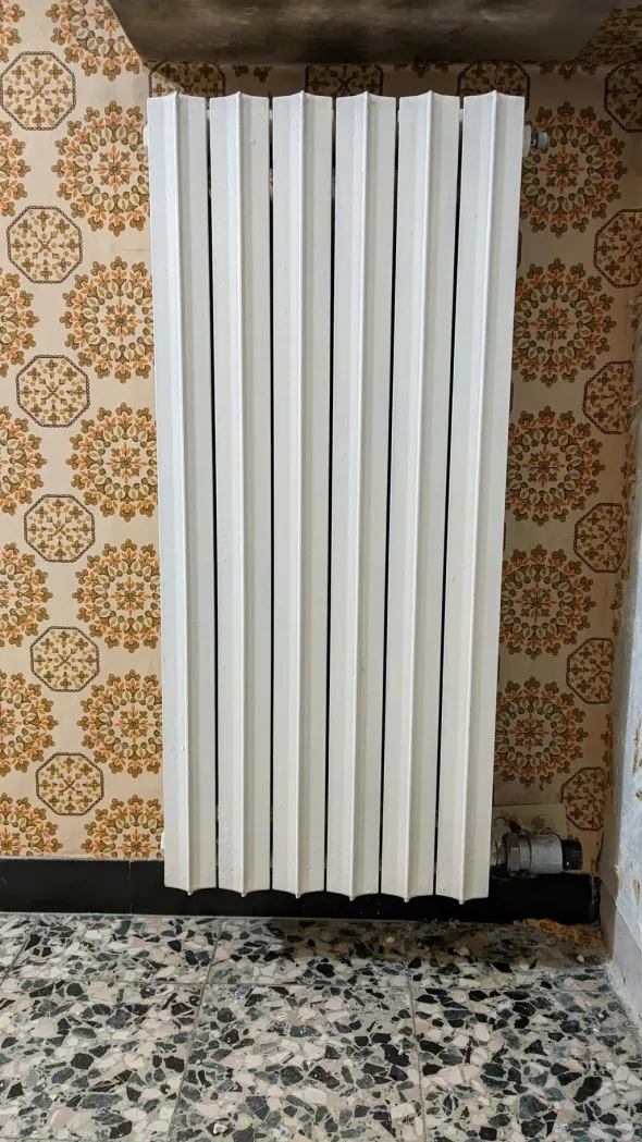 Termosifoni bianchi piatti estetica compatta