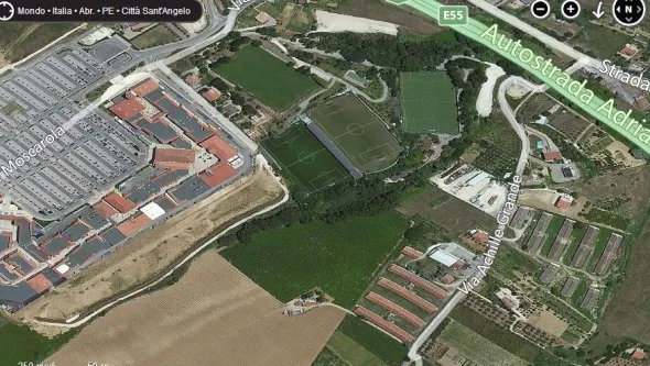 TERRENO CON COMPLESSO AZIENDALE CON VARI CAPANNONI
