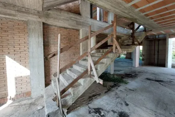 #19090 Terreno con fabbricato in corso di costruzione