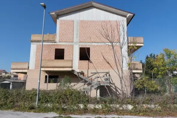 #19090 Terreno con fabbricato in corso di costruzione