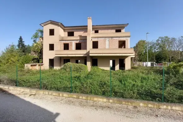 #19090 Terreno con fabbricato in corso di costruzione
