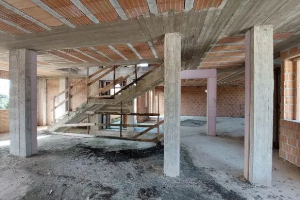 #19090 Terreno con fabbricato in corso di costruzione