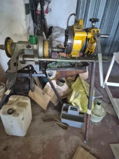 tornio, scaffali, trapani, troncatrici e altri attrezzi