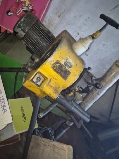 tornio, scaffali, trapani, troncatrici e altri attrezzi