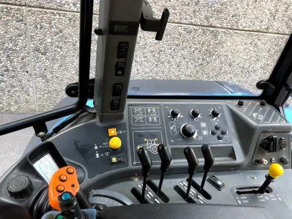 Trattore New Holland TM190