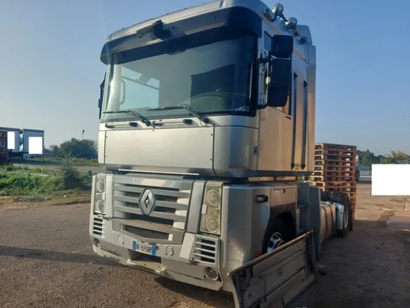 2#7408 Trattore stradale Renault