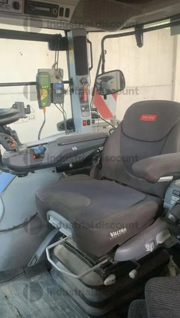 1#8964 Trattore Valtra