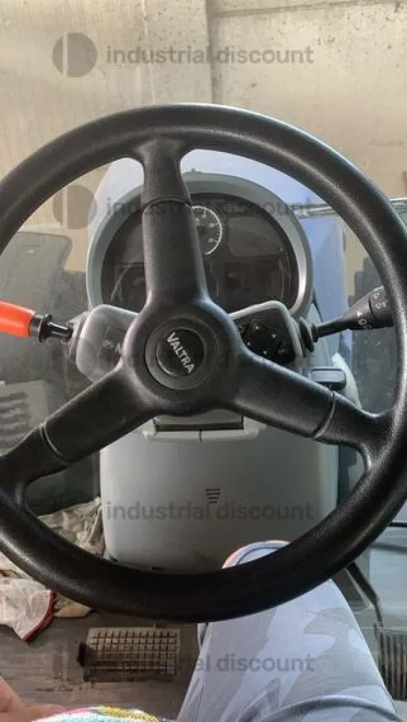 1#8964 Trattore Valtra