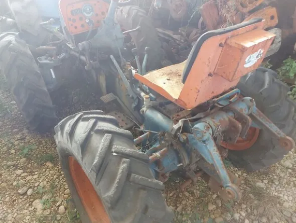 579#73951 Trattori agricoli e macchine dismessi