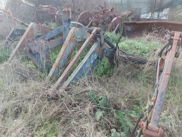 579#73951 Trattori agricoli e macchine dismessi