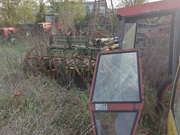579#73951 Trattori agricoli e macchine dismessi