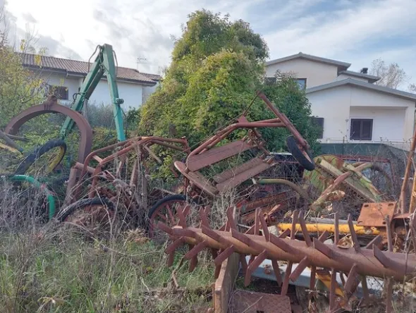 579#73951 Trattori agricoli e macchine dismessi