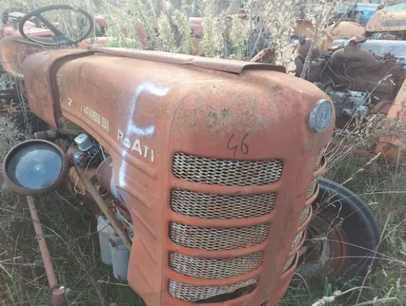 579#73951 Trattori agricoli e macchine dismessi