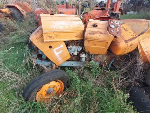 579#73951 Trattori agricoli e macchine dismessi