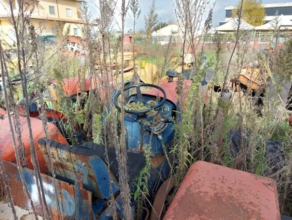 579#73951 Trattori agricoli e macchine dismessi
