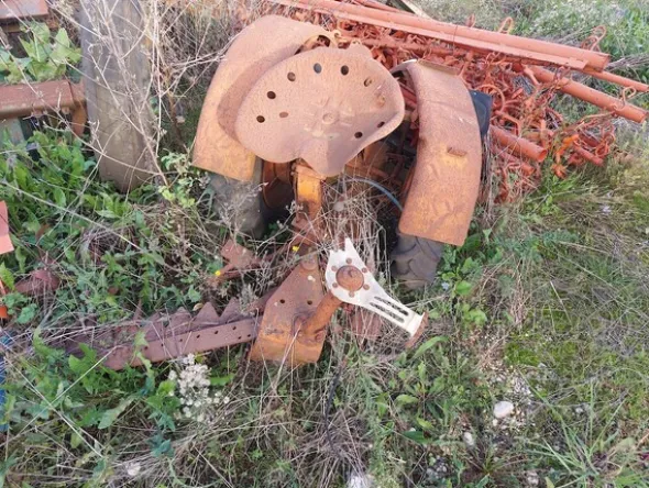 579#73951 Trattori agricoli e macchine dismessi