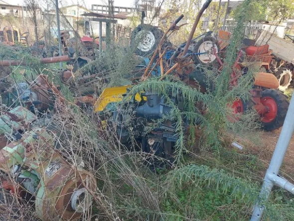 579#73951 Trattori agricoli e macchine dismessi