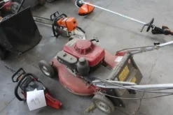 17#5817 Trattorino tosaerba John Deere e attrezzi per giardinaggio