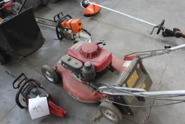17#5817 Trattorino tosaerba John Deere e attrezzi per giardinaggio