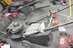 17#5817 Trattorino tosaerba John Deere e attrezzi per giardinaggio