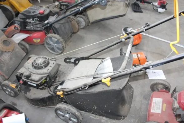 17#5817 Trattorino tosaerba John Deere e attrezzi per giardinaggio