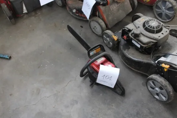 17#5817 Trattorino tosaerba John Deere e attrezzi per giardinaggio