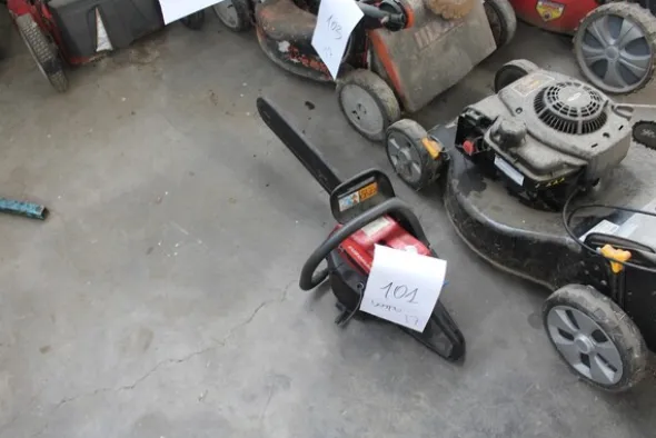 17#5817 Trattorino tosaerba John Deere e attrezzi per giardinaggio