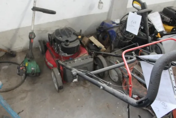 17#5817 Trattorino tosaerba John Deere e attrezzi per giardinaggio