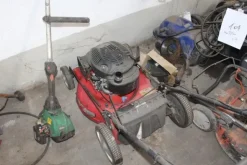 17#5817 Trattorino tosaerba John Deere e attrezzi per giardinaggio