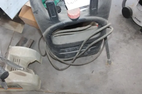 17#5817 Trattorino tosaerba John Deere e attrezzi per giardinaggio