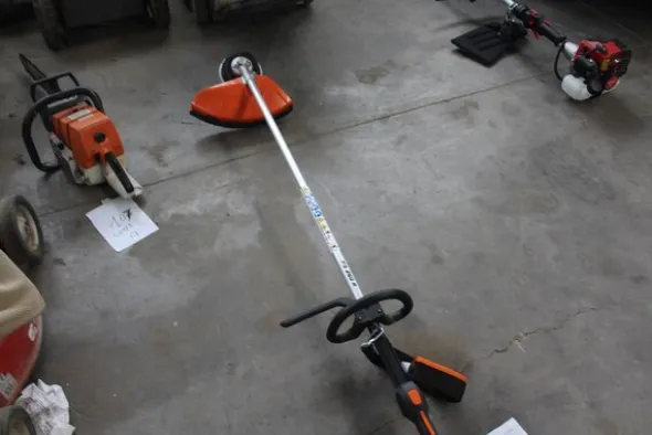 17#5817 Trattorino tosaerba John Deere e attrezzi per giardinaggio