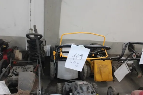 17#5817 Trattorino tosaerba John Deere e attrezzi per giardinaggio