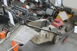 17#5817 Trattorino tosaerba John Deere e attrezzi per giardinaggio