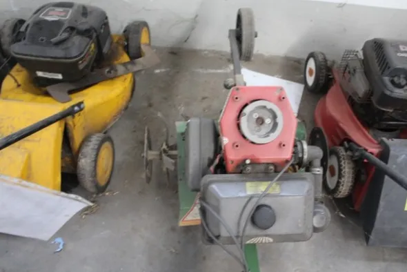 17#5817 Trattorino tosaerba John Deere e attrezzi per giardinaggio